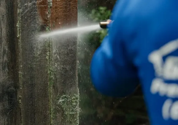 pressure-washing-wooden-fence (1)